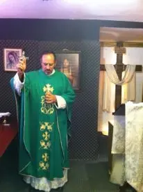 Padre Caro en la cabina de RadioDoxa