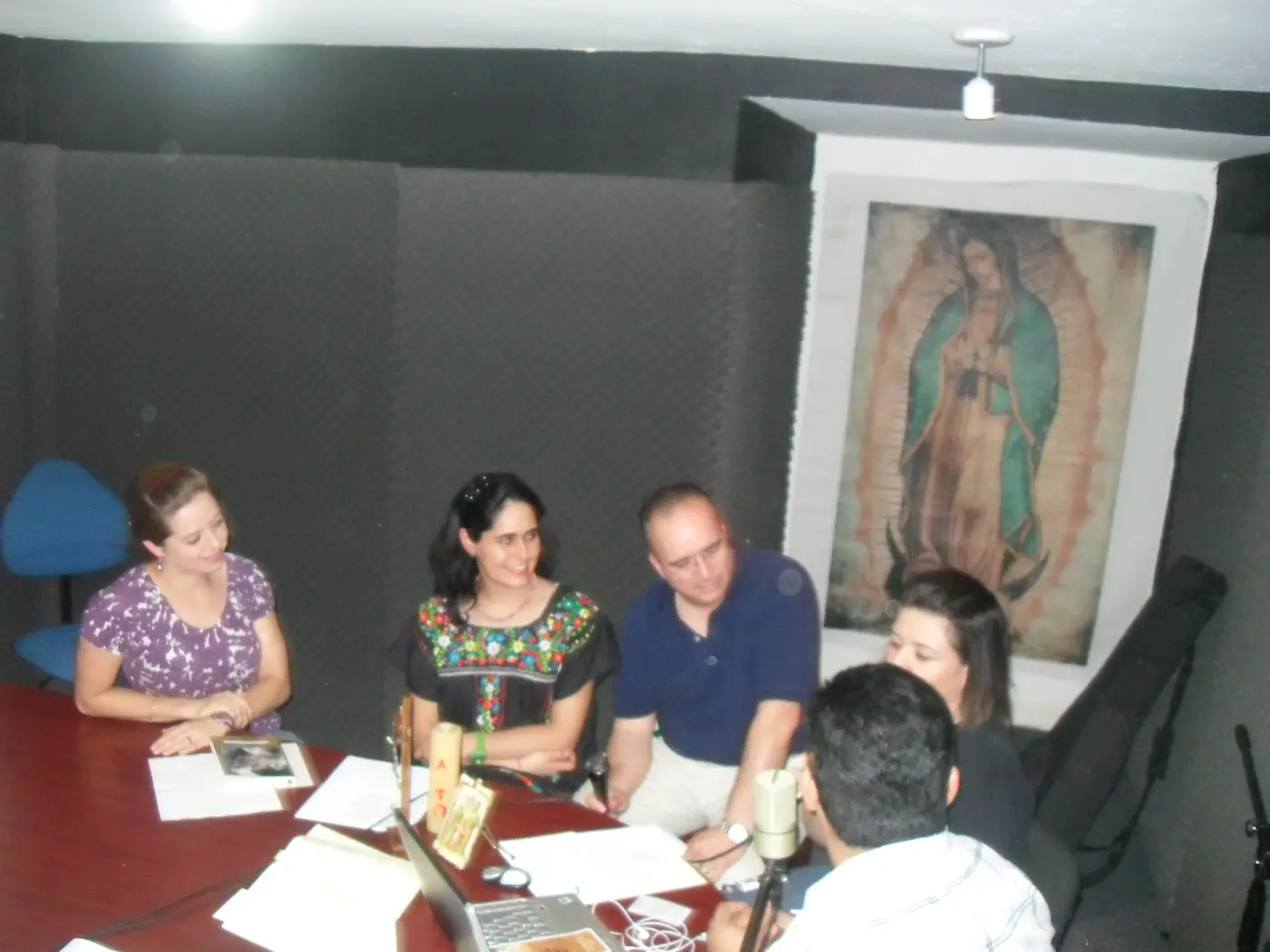 Invitados reunidos alrededor de los micrófonos