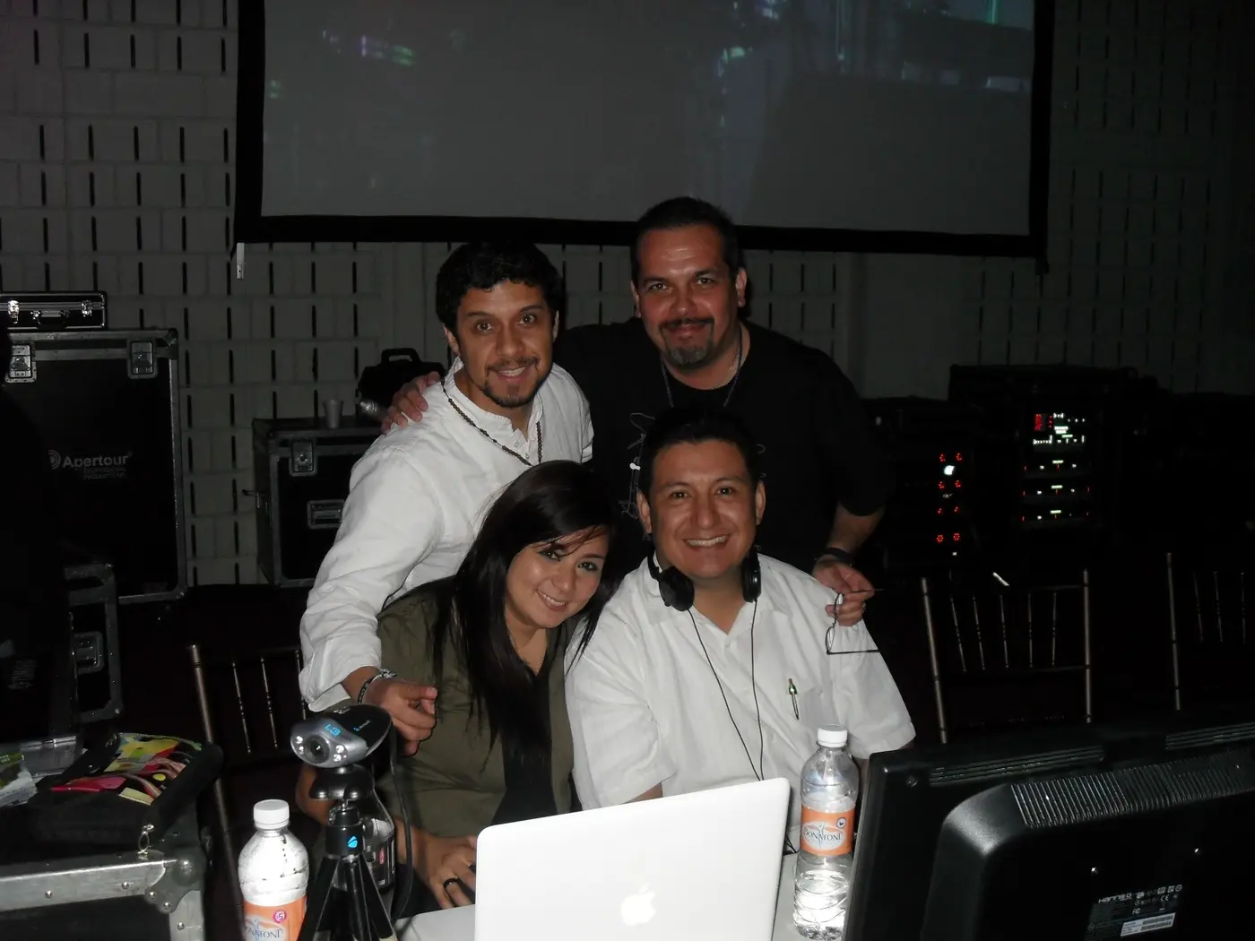 Equipo de producción reunido durante un evento