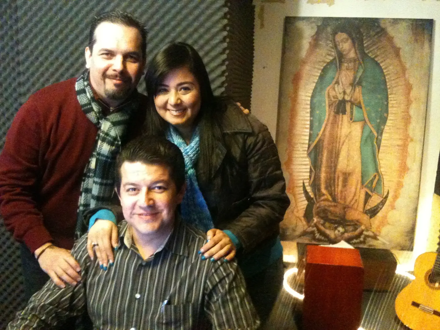 Invitados compartiendo un momento en la cabina de RadioDoxa
