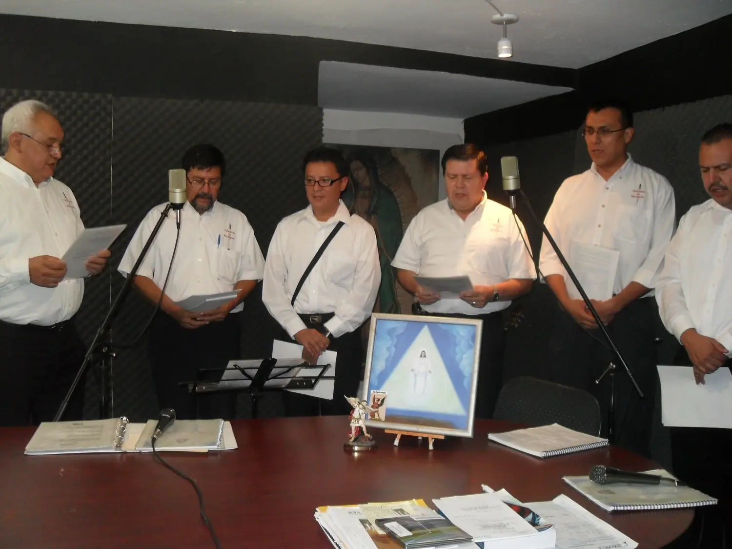 Participantes reunidos alrededor de los micrófonos de RadioDoxa