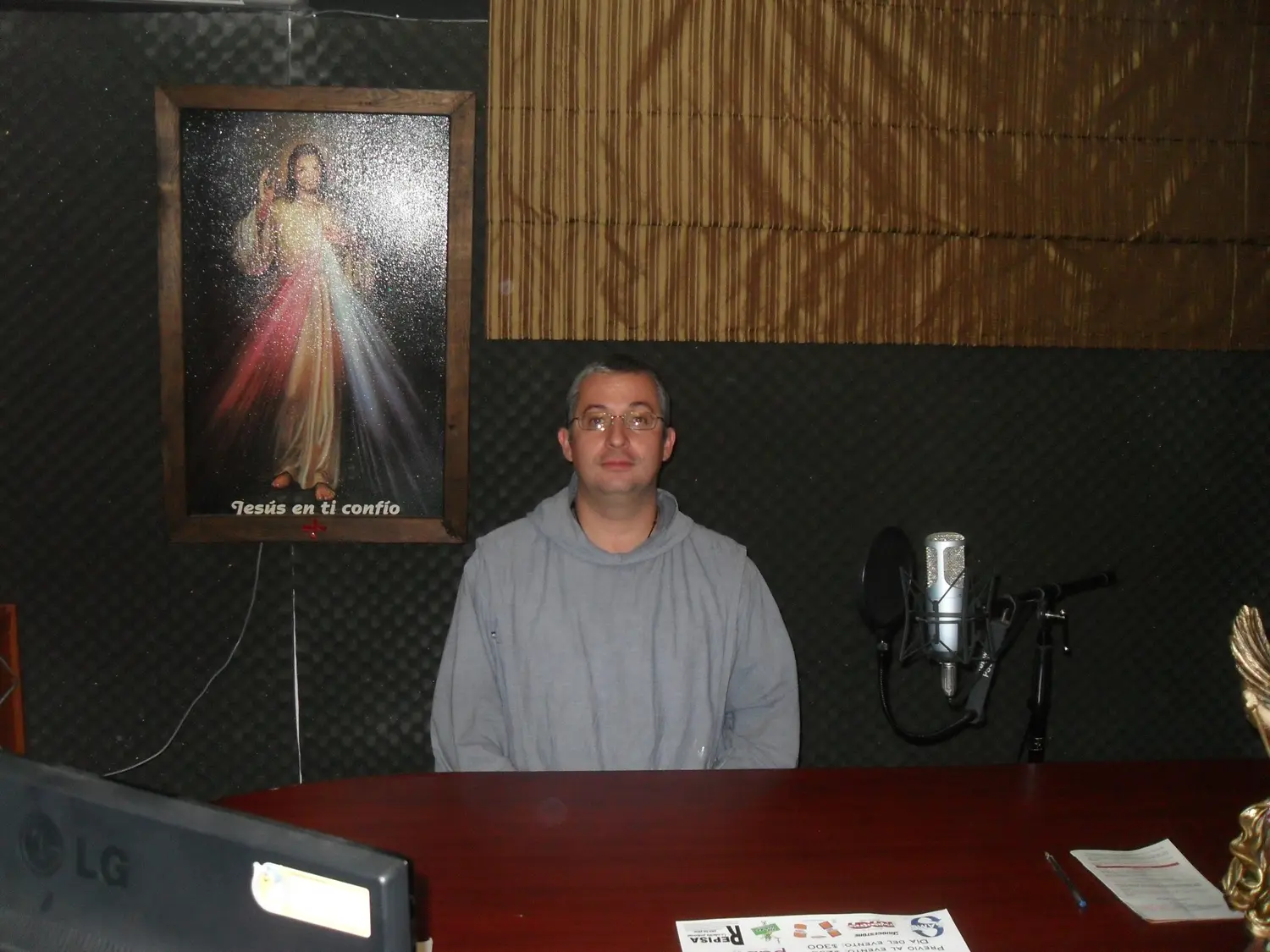 Invitado ante el micrófono de RadioDoxa