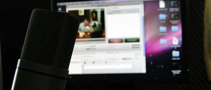 Micrófono de RadioDoxa frente al equipo de transmisión
